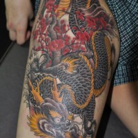 largo drago cinese tatuaggio sullacoscia