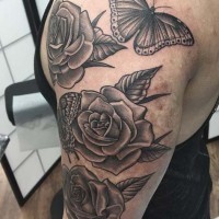 Tatuaje en el brazo, flores y mariposas, tinta gris