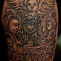 Tatuaje en el brazo, diseño de querubines de color gris