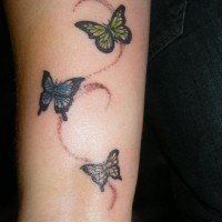 Tatuaje de tres mariposas divinas en el antebrazo