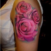 Tattoo mit drei netten Rosen an der Schulter