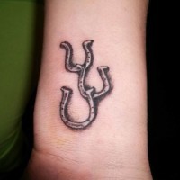 tre semplice ferri di cavallo tatuaggio sul polso