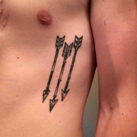 Tatuaje en las costillas, tres flecha viejas