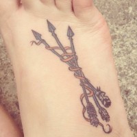 tre frecce tribale annodato con corda tatuaggio su piede