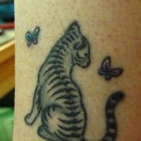 Tigerjunge mit Schmetterling Tattoo