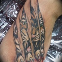 Tatuaje  de tigre que escapa de debajo de la piel