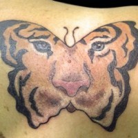 Tatuaje ojos del tigre en imagen de mariposa