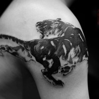 Tattoo mit schwarzem Tiger an der Schulter