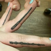 Tatuajes en los dedos,  diferentes varitas mágicas
 pequeñas
