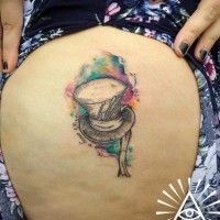 Tatuaje en el muslo,  sombrero de copa negro blanco con manchas de pintura multicolores