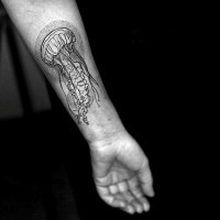 Tatuaje en el antebrazo, medusa preciosa de colores negro blanco