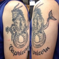 Tatuaje  de capricornio mitológico negro blanco en el brazo