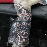 Tatuaje en el brazo,
máscara de samurái grande simple, colores negro blanco