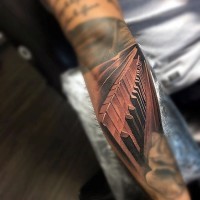 Winzige schwarze und weiße Tasten eines Klaviers Tattoo am Arm