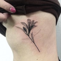Tatuaje en el costado,  flor delicada sencilla, tinta negra
