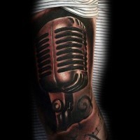 Tatuaje en el brazo, micrófono vintage realista