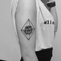 Tatuaje en el brazo, rosa simple en figura geométrica