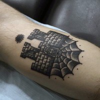 Winziges schwarzes mystisches Schloss Tattoo am Arm