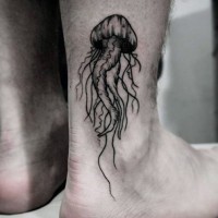 Tatuaje en el tobillo,  medusa preciosa simple, negro blanco