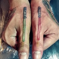 Tatuajes en los dedos, sables de luz
de colores verde y rojo
