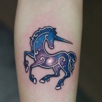 Tatuaje de  unicornio fantástico  en el antebrazo