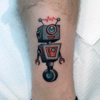 Tatuaje  de robot pequeño divertido en el tobillo