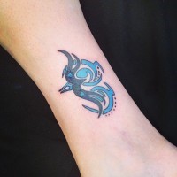Winziges nettes aussehendes farbiges Knöchel Tattoo mit Schützesymbol