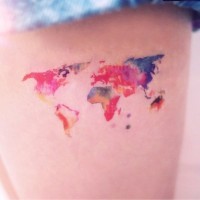 Tatuaje en el muslo,  mapa del mundo preciosa de varios colores