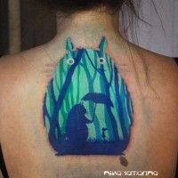 Tatuaje en la espalda, monstruo divertido de dibujos animados con siluetas de animal y chica