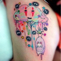 Tatuaje en el muslo,  nube multicolor con criaturas bonitas diminutas