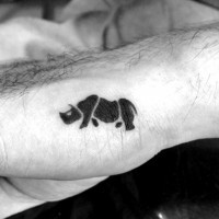 Winziges hausgemachtes schwarzes Nashorn Tattoo an der Hand