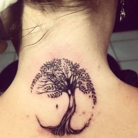 Winziger selbst gemachter schwarzer einsamer dunkler Baum Tattoo am Hals