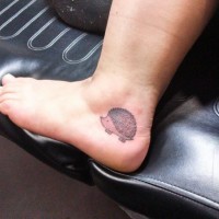 Tatuaje en el pie, erizo pequeño precioso