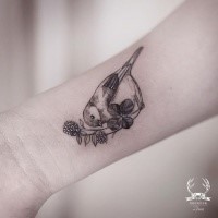 Pequena tatuagem de tornozelo bonita pintada por Zihwa de flor com passarinho