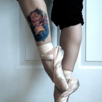 Tatuaje en la pierna, chica pequeña linda de dibujos animados