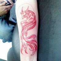 Kleiner roter farbiger fantastischer Steinbock Tattoo am Unterarm