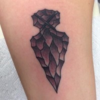 Tatuaje en el brazo, punta de flecha antigua gris