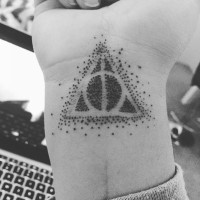 Winziges einfaches geometrisches Tattoo am Handgelenk