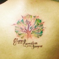 Tatuaje en la espalda, árbol pequeño dibujado y inscripción