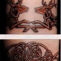Intreccio decorativo  e cervi tatuati sul polso