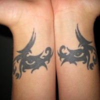 Maßwerk Tattoo an beiden Handgelenken