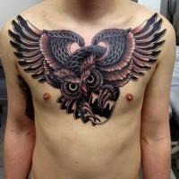 Tatuaje en el pecho, búho con alas desplegadas