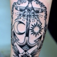Tatuaje  de ancla con símbolos diferentes