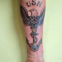ancoraggio tradizionale tatuaggio sul braccio