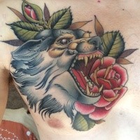 Traditioneller großer verrückter wütender Wolf und rote Rosen Tattoo an der Brust