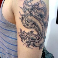 Tatuaje  de dragón chino gris en el brazo