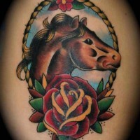 Tatuaggio classico il cavallo & le rose