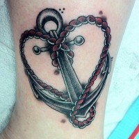 Tatuaje en la pierna,
ancla con cuerda en forma de corazón