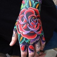 Tatuaggio classico sulla mano la rosa colorata