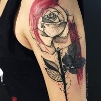 Trash polka estilo tatuaje de la parte superior del brazo de rosa negro